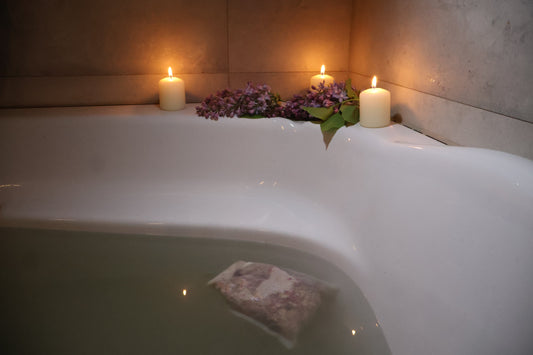 Jak kąpiel w ziołach wspiera relaks i wyciszenie?