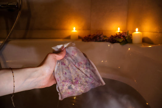 Ziołowa kąpiel – dlaczego działa tak przyjenie na ciało i umysł?